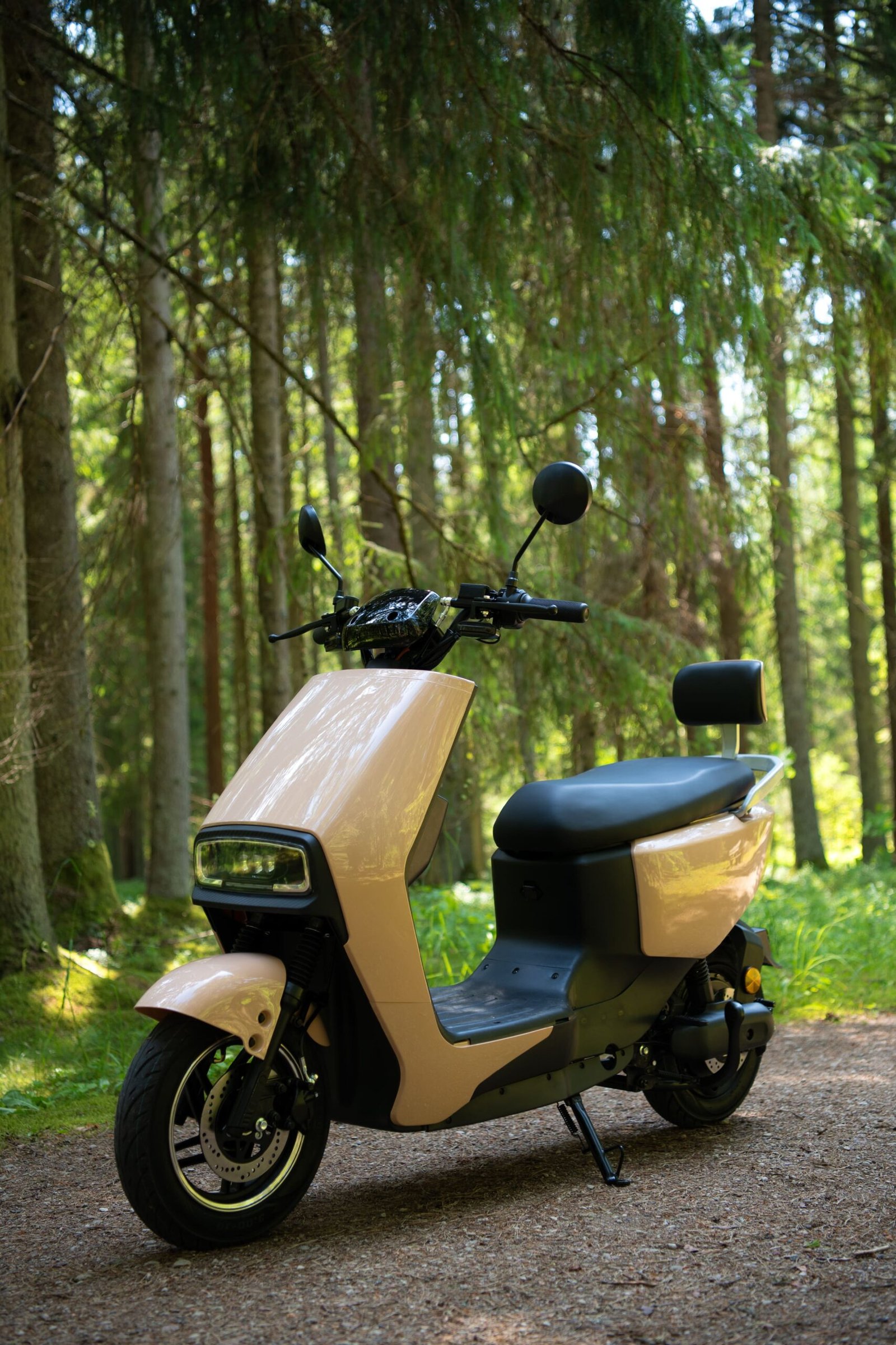 Elektrinis motoroleris EC02